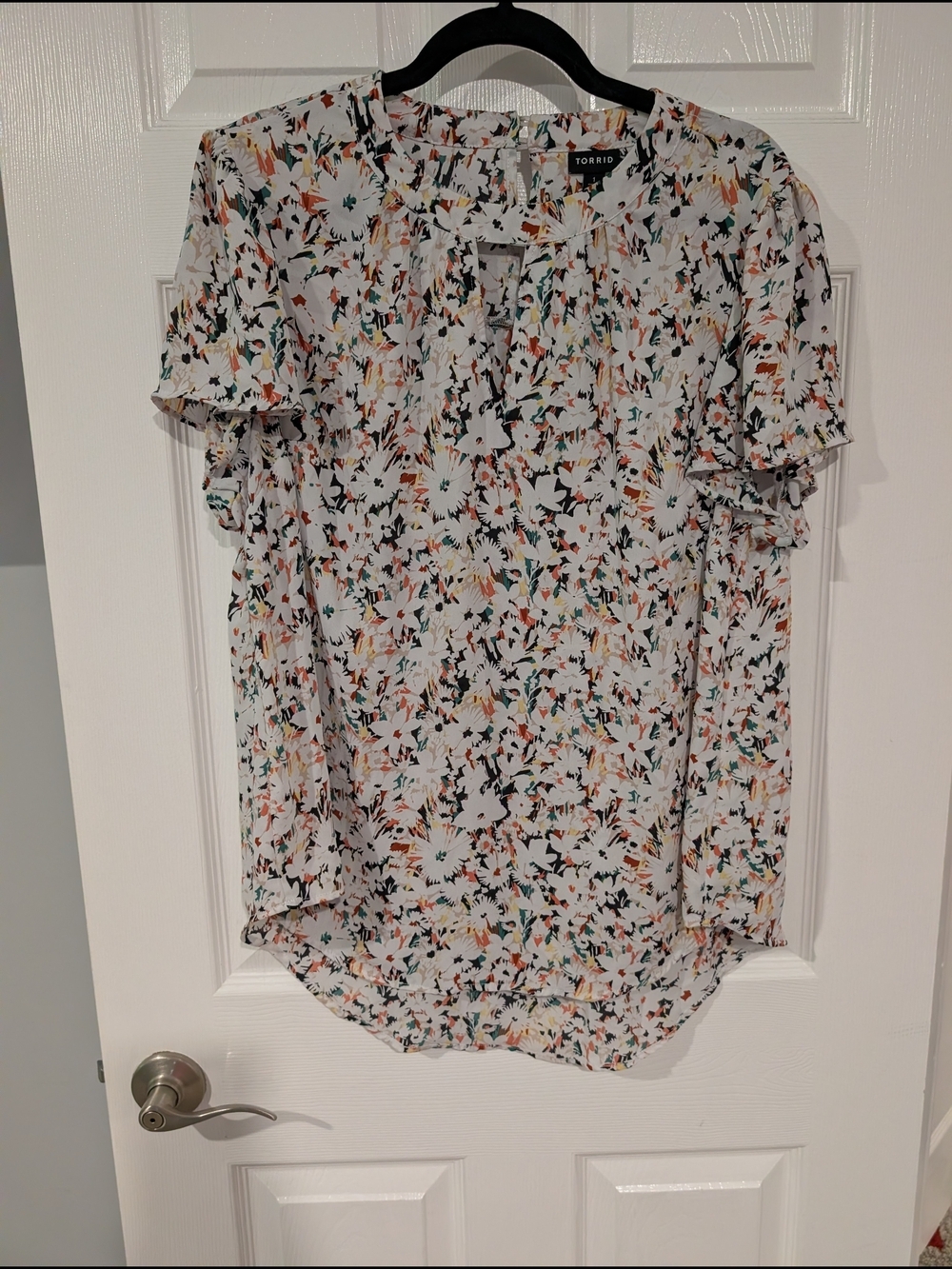 Torrid White Floral Georgette Keyhole Flutter Sleeve Blouse in Size 1 (14/16)